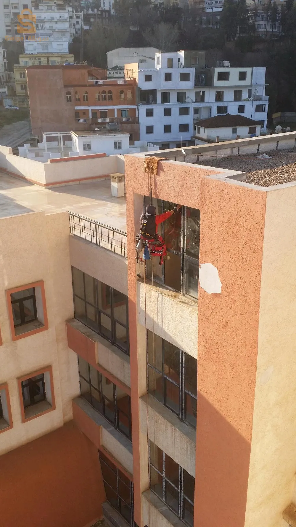 تنظيف الواجهات و النوافذ الزجاجة