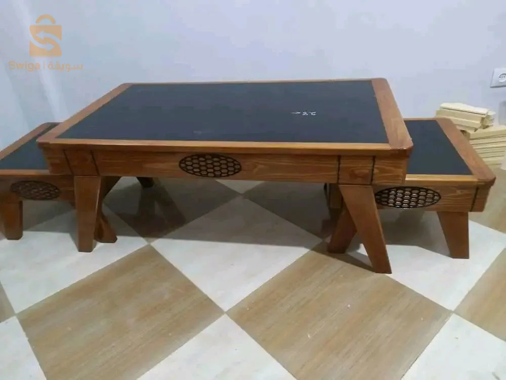 Une grande table avec deux petites