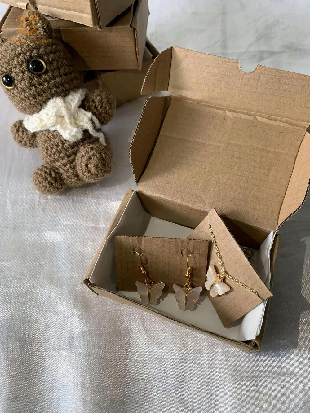 box Cadeau pour femme colis + boucles d'oreilles papillon en d'or