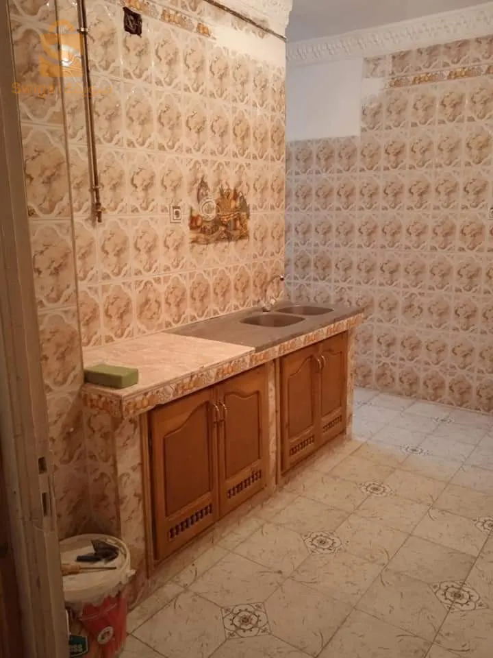 شقة للبيع F4 في الطابق اللول بواجهتين ...حي الصومام..فوق الطبيب عمراني