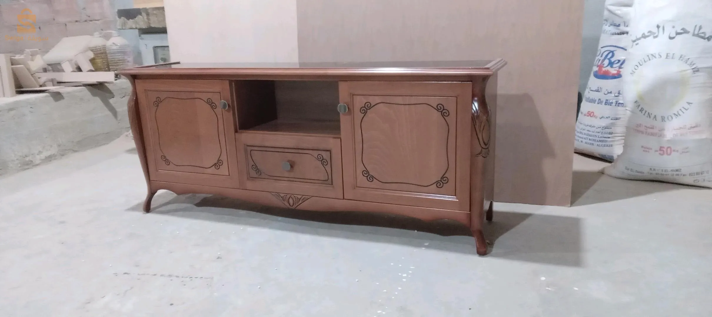 طاولة تلفزيون