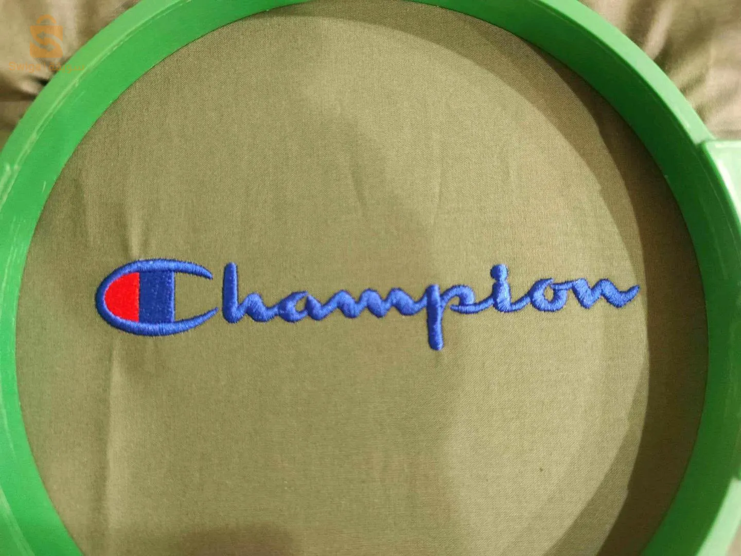 Broderie personnalisée sur des t-shirts et des sweats à capuche