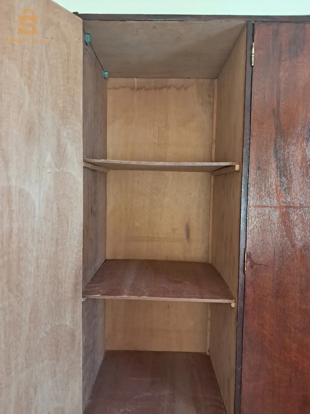 خزانة (حافظة ملابس) من خشب متعدد الصفائح