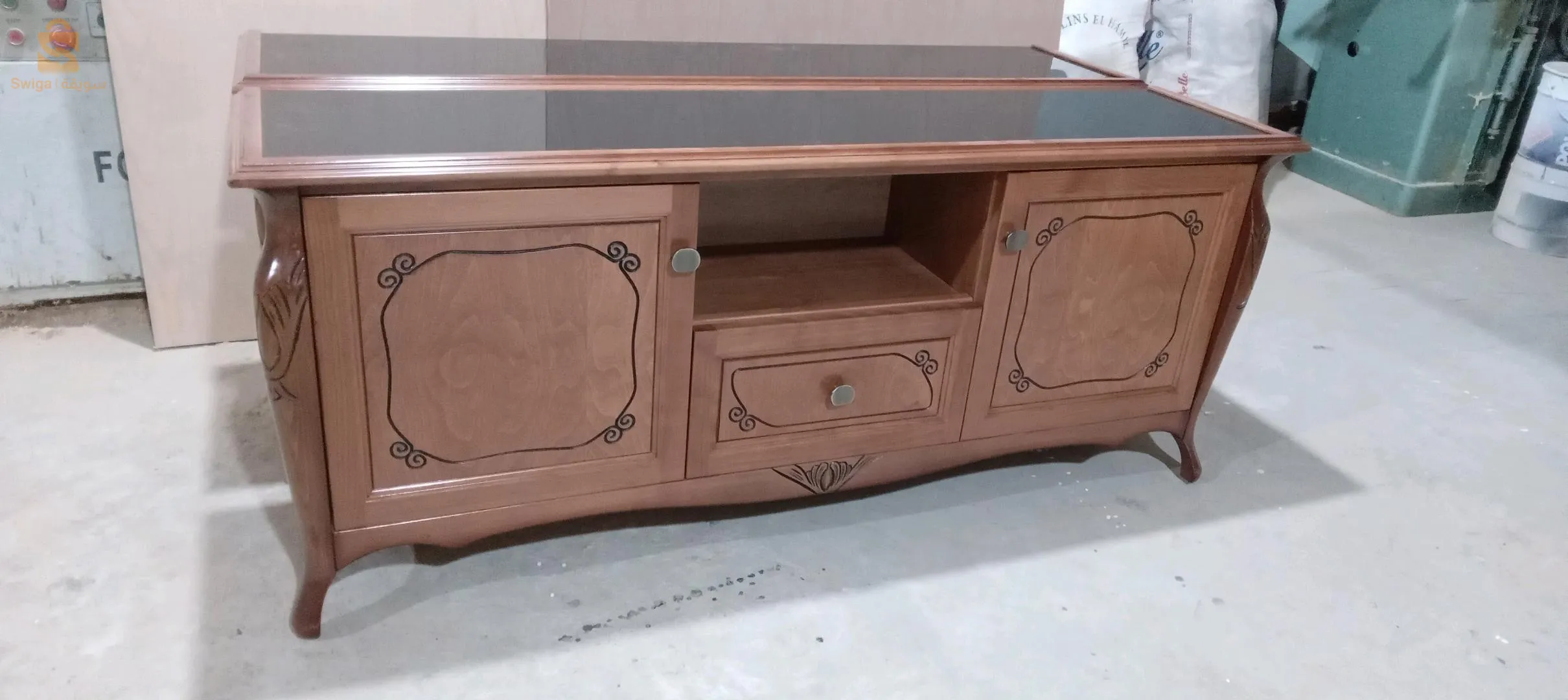 طاولة تلفزيون