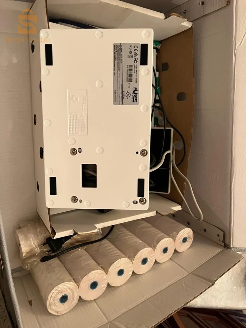 تجهيزات المطعم حالة جيدة جدا (خادمين شهرين فقط