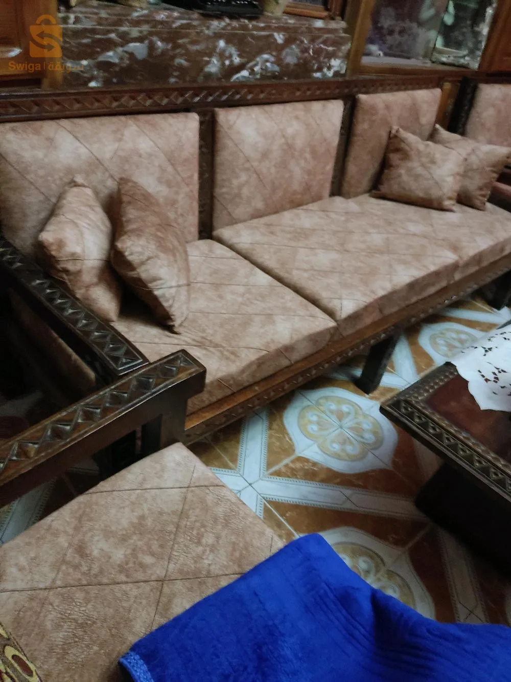 أريكة مع كراسي و طاولة