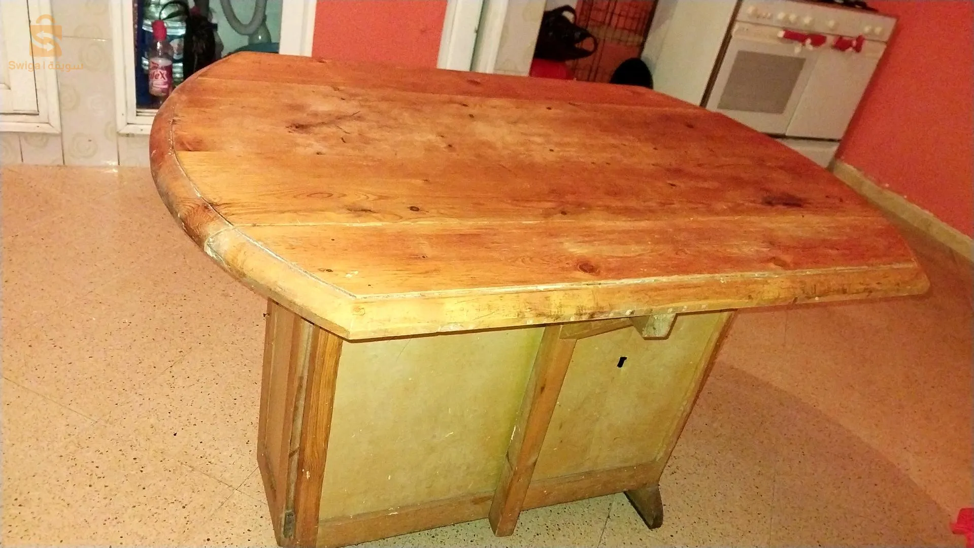 Table neuve sans chaises à vendre, son plateau est 100% original