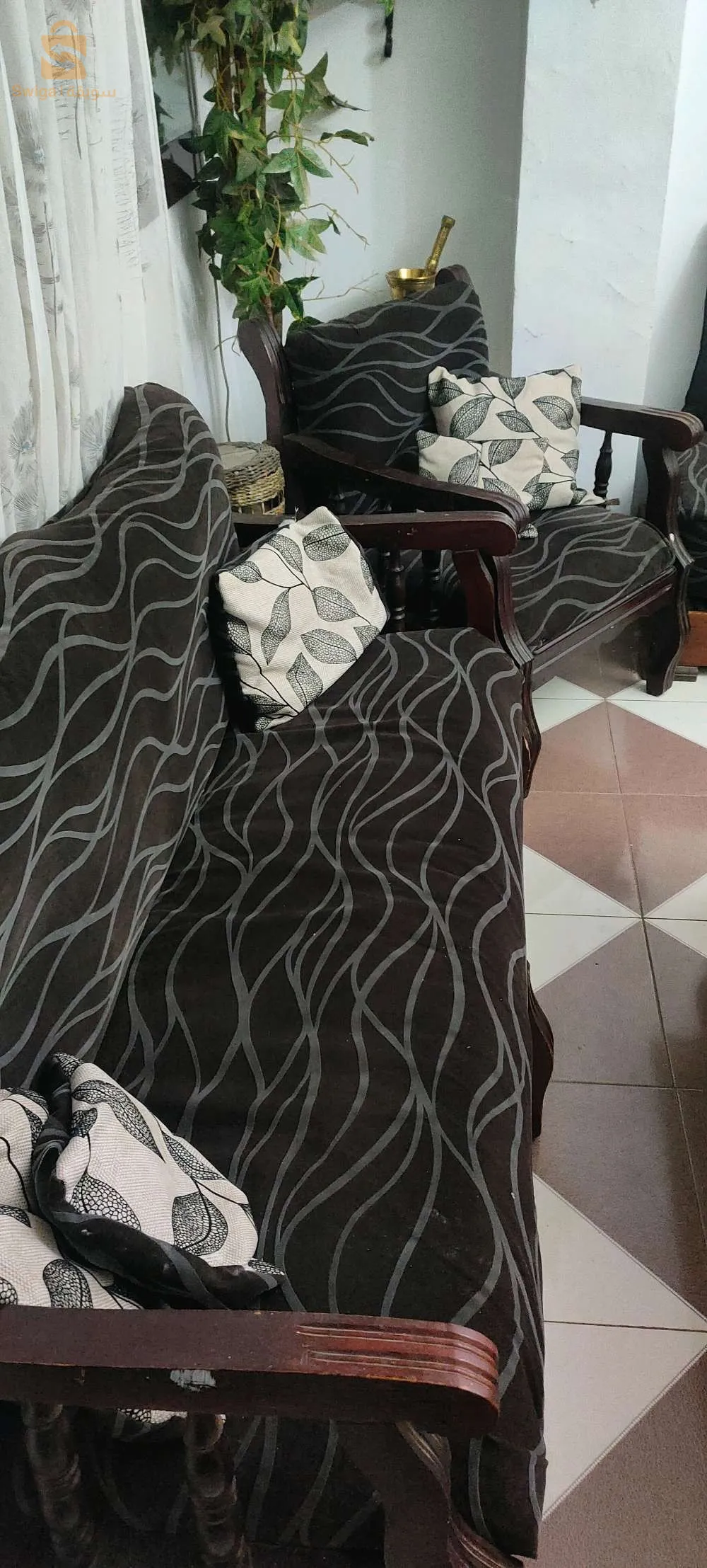 Salon 6 pièces avec une table