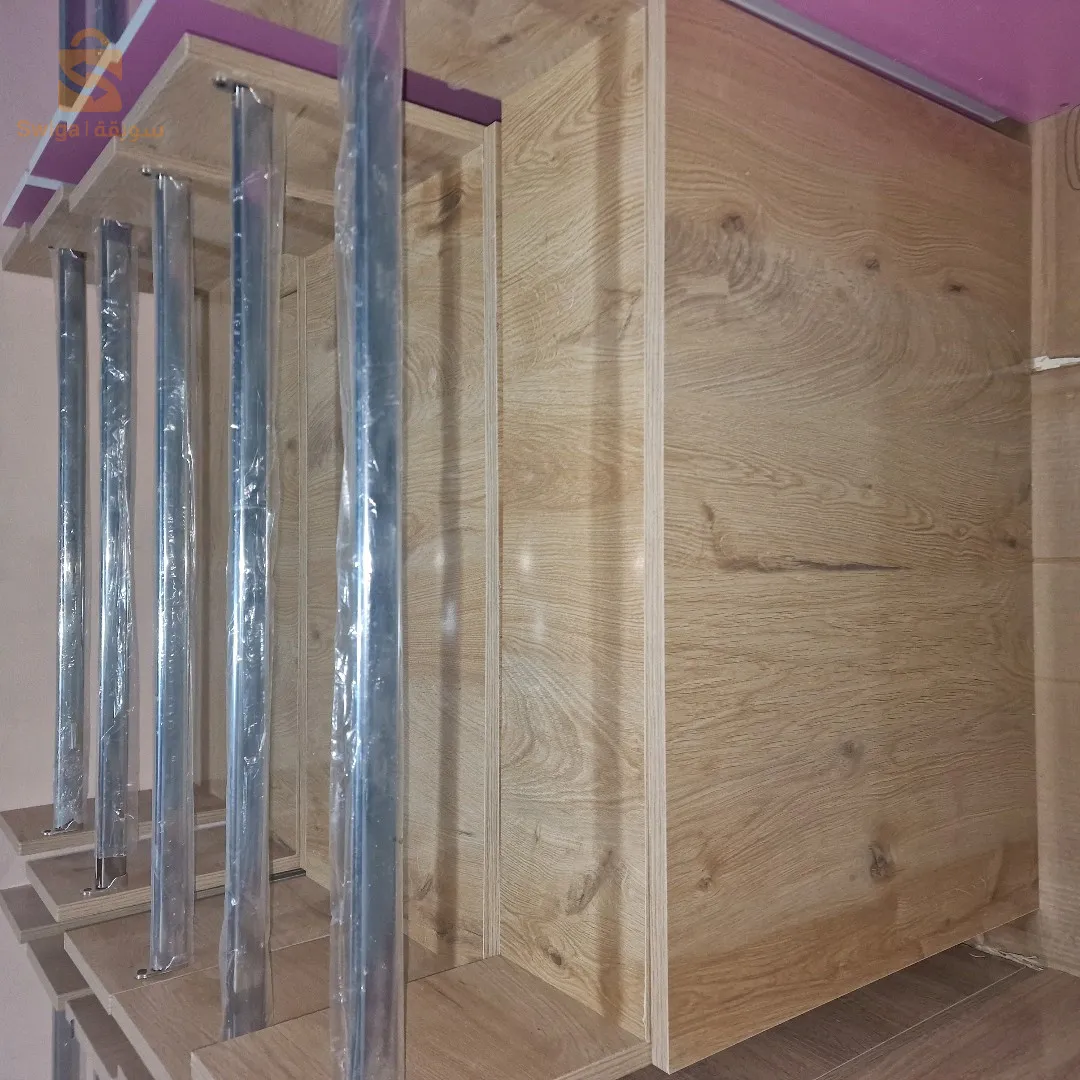 مكتب قابل للطي بتصميم عصري