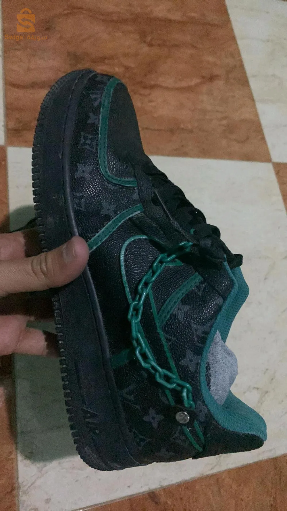 كاين تريتينغ ملبوسة يومين سومة شابة