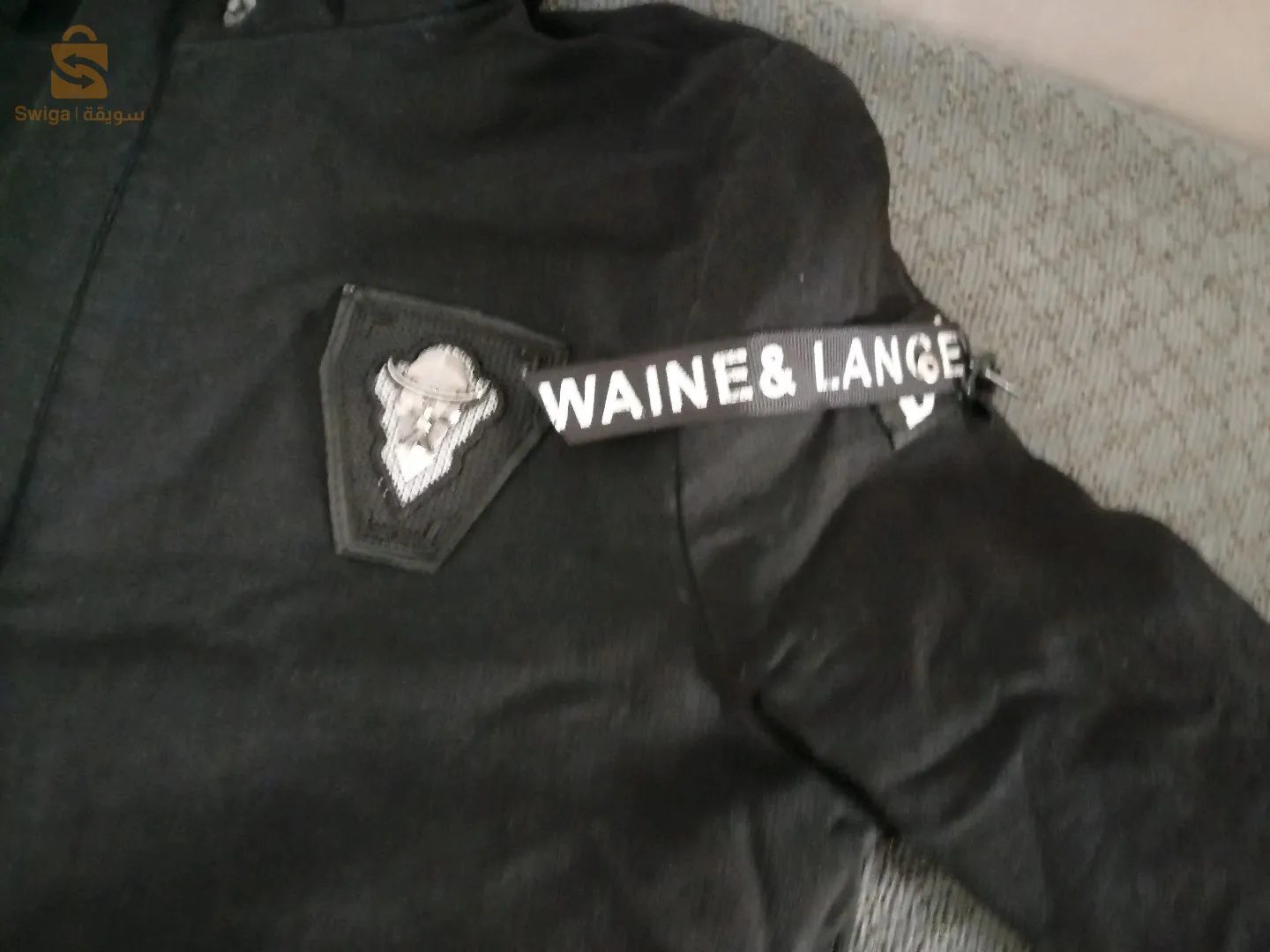 Vesste avec capuche  Noire