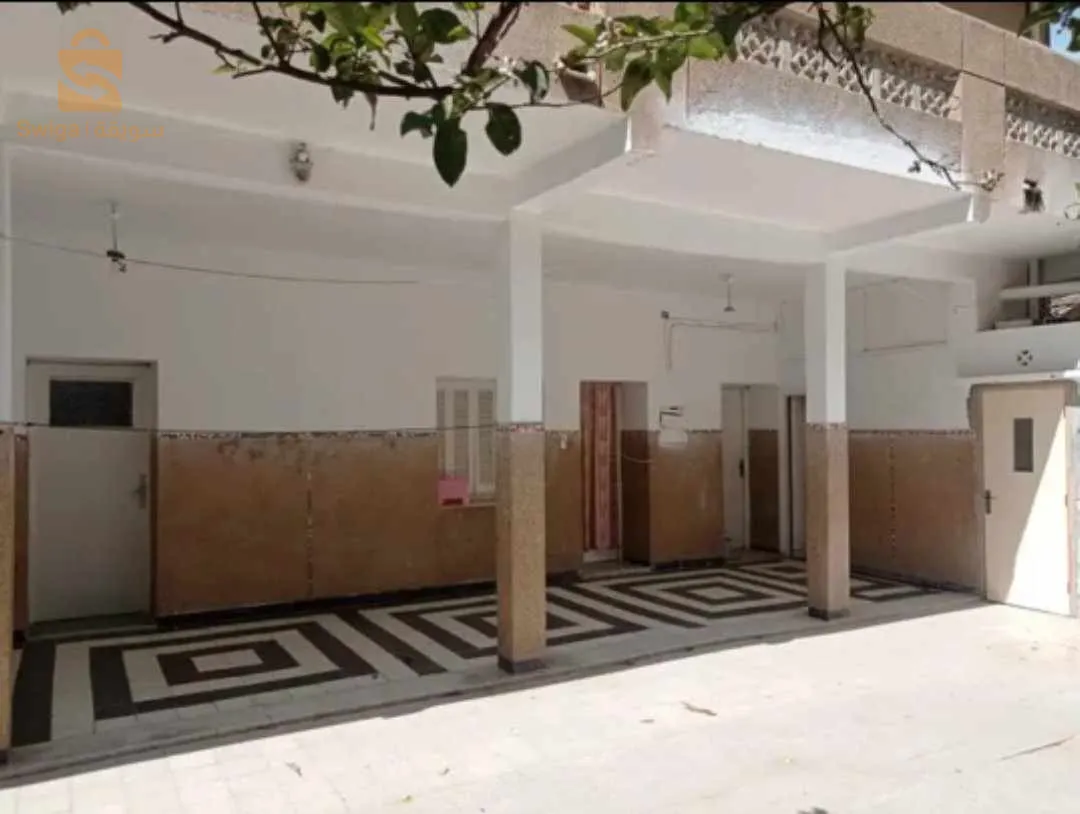 أبيع فيلا تقع في قلب الشبلي بولاية البليدة، وتقع في شارع بنكينا حمود. تبلغ مساحة هذا العقار 530 مترًا مربعًا، بواجهة 18 مترًا مربعًا. يتكون من منزلين تفصلهما حديقة، بما في ذلك فيلا استعمارية R+1 ومنزل F4 تم بناؤه حديثًا. بالإضافة إلى ذلك، يحتوي العقار على مبنيين بمساحة 88 مترًا مربعًا و30 مترًا مربعًا على التوالي، بالإضافة إلى مكتب طبي على شكل شقة F2 بمساحة 60 مترًا مربعًا. السعر المبدئي المعروض هو 4.5