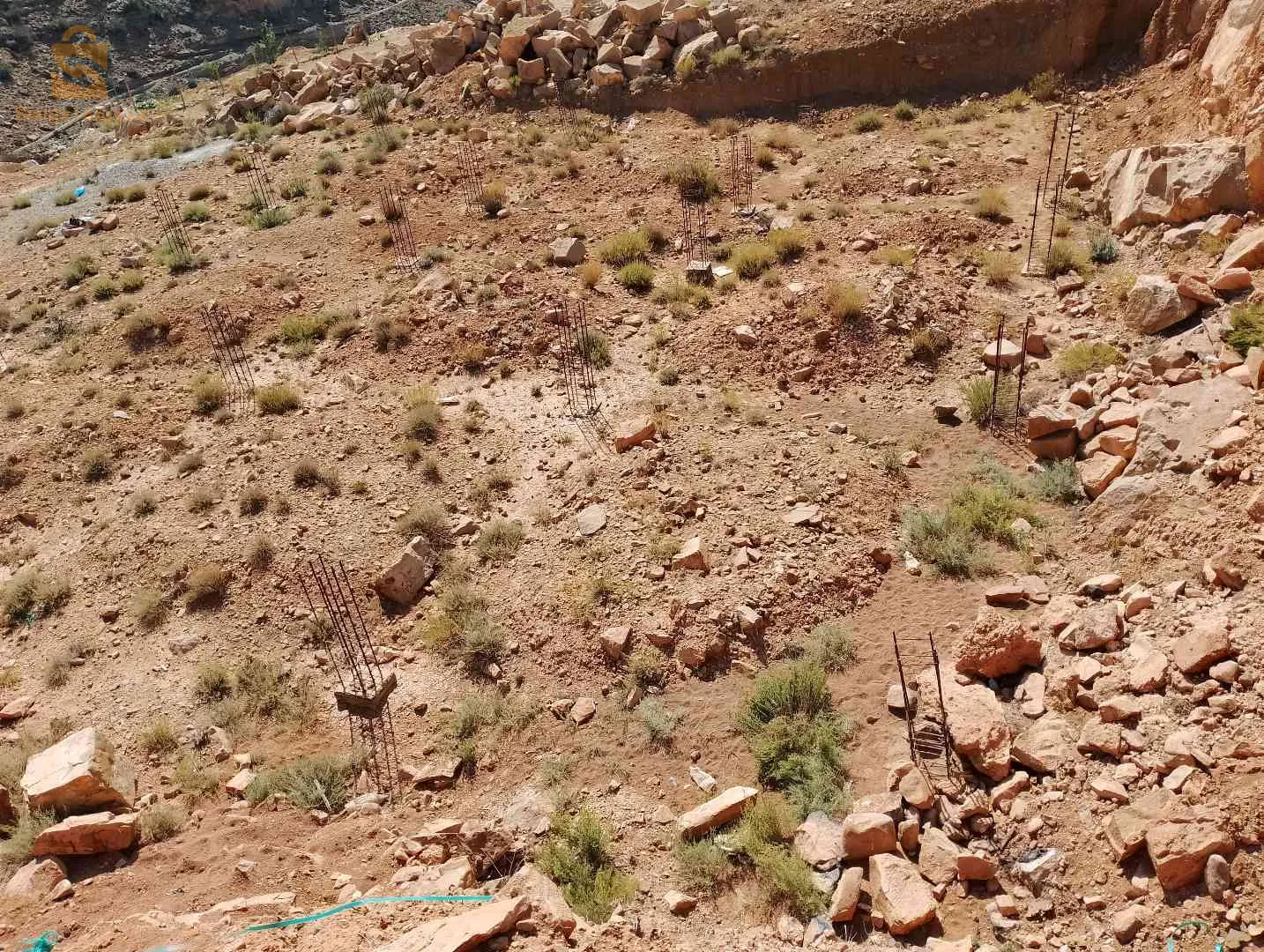 أرض صالحة للبناء في اريس دشرة إنركب تحتوي على 20 فيش بوطو عقد عرفي .