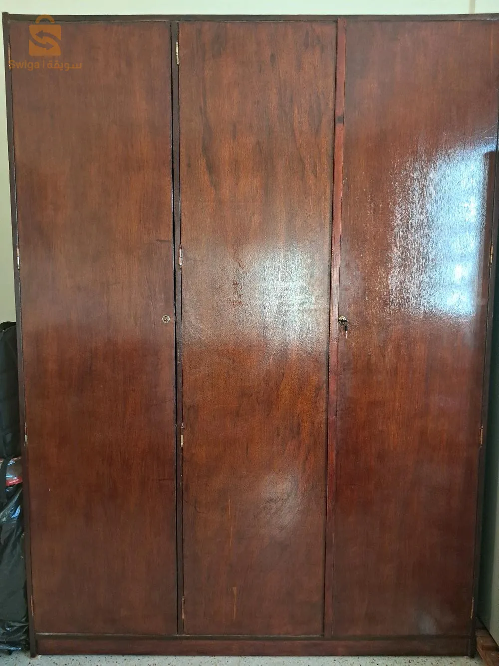 خزانة (حافظة ملابس) من خشب متعدد الصفائح