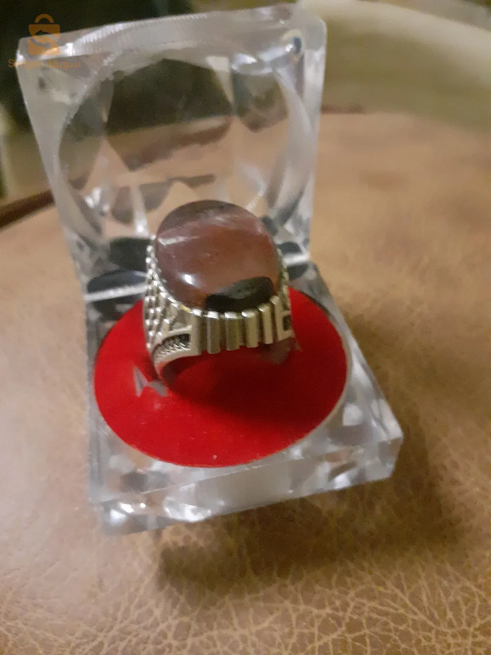 خاتم فضة متوج بحجر عقيق