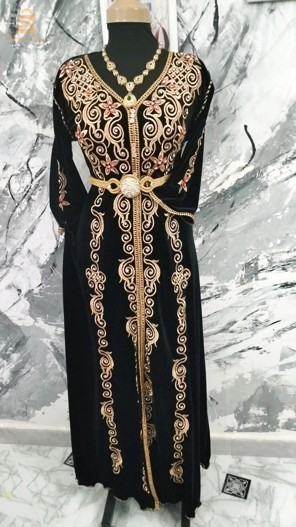 kaftane qualité f chebab
قفطان قطيفة فالواعر سعر الورشة