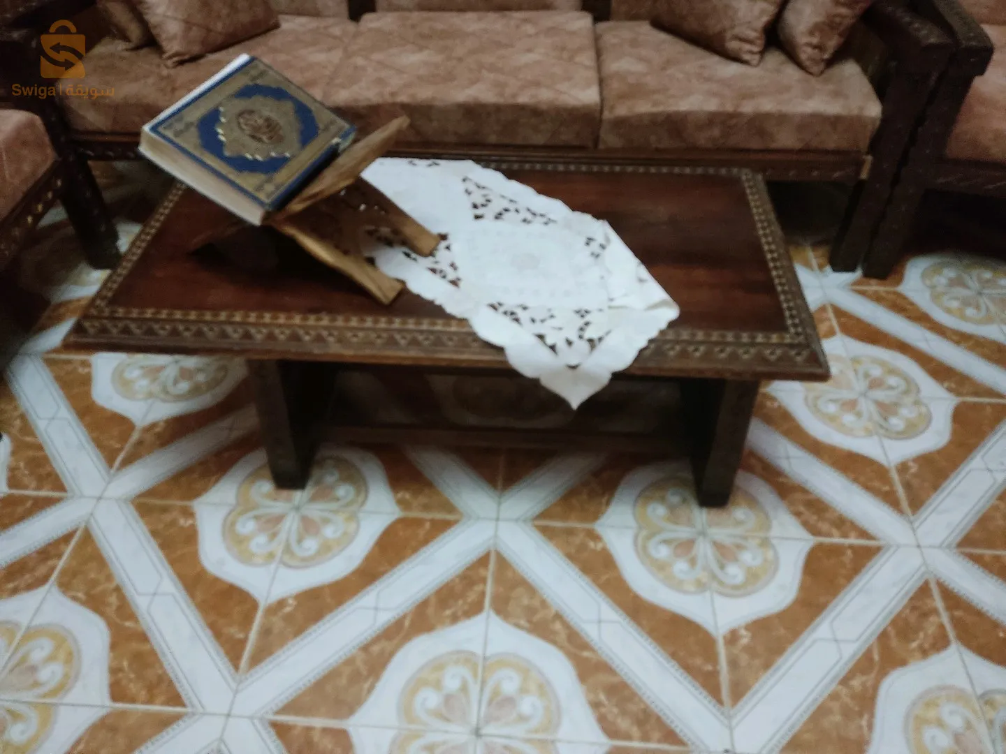 أريكة مع كراسي و طاولة