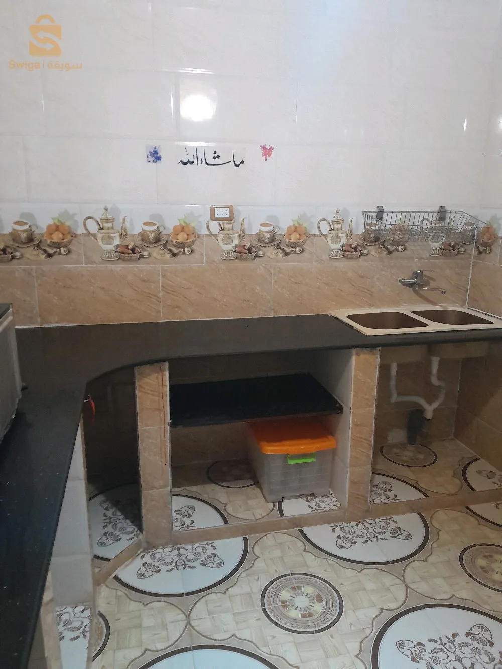 بيت عائلي مكون من طابقين  و7 غرف وكاراج