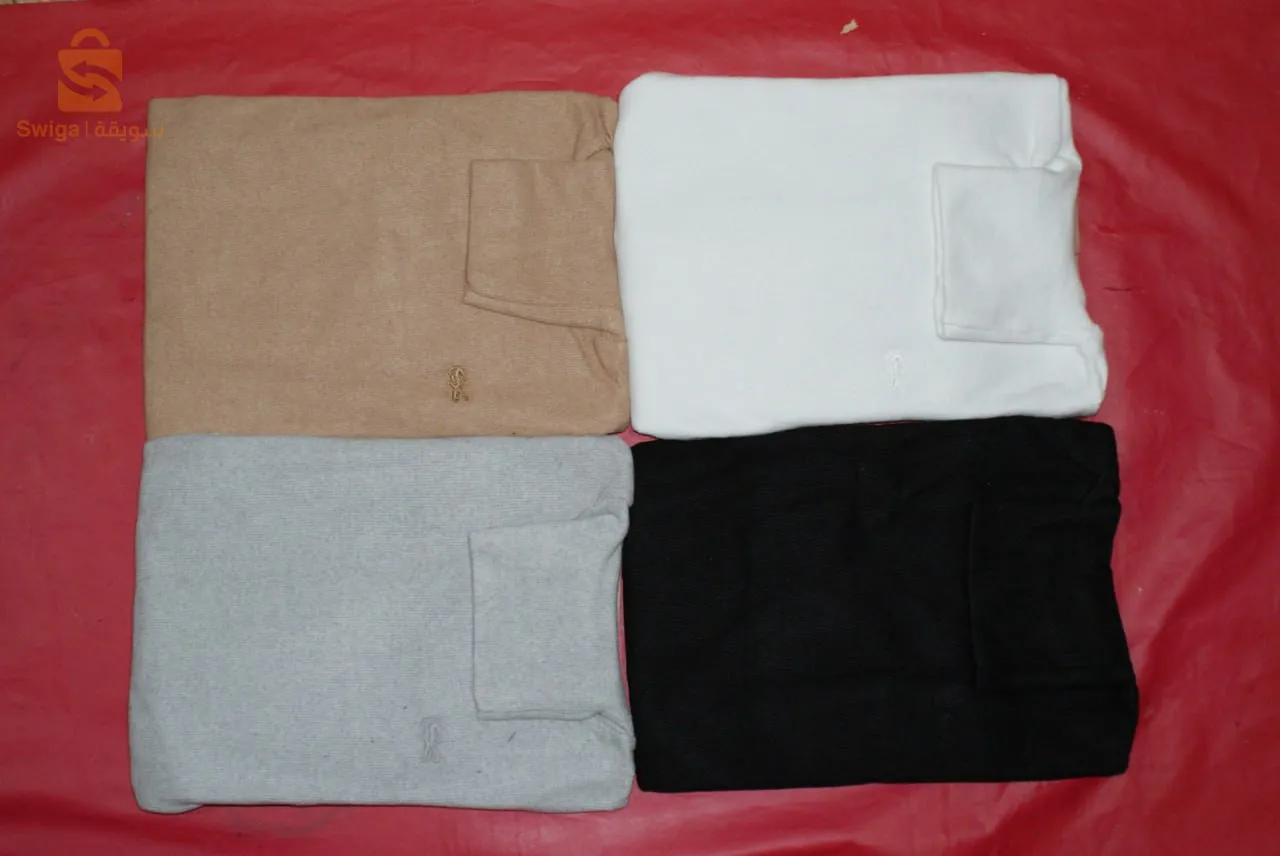 des tricot col roulè tout les colère +des tricot col noir.