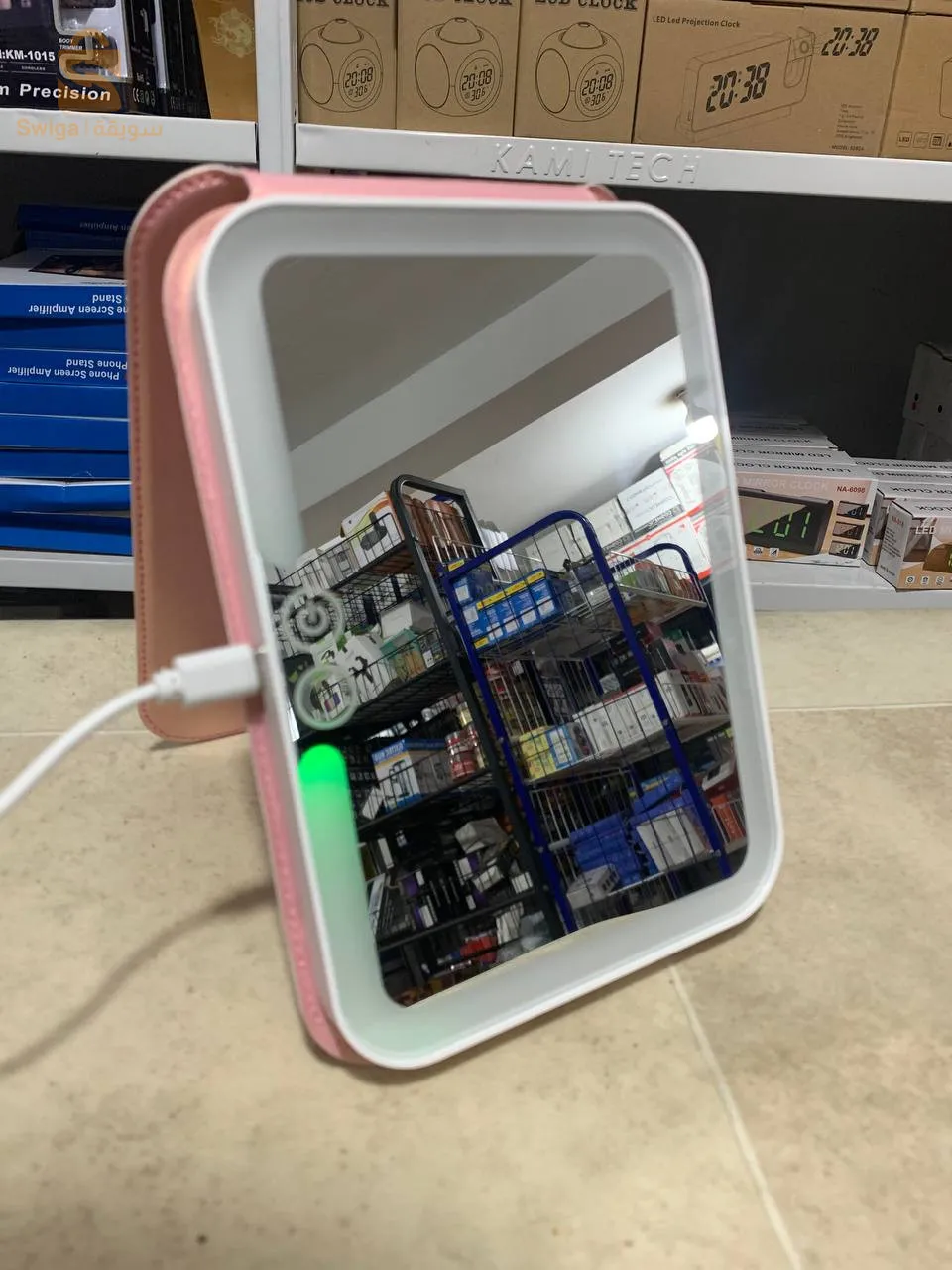 مرآة مكياج محمولة تعمل باللمس، مرآة تجميل عملية، طاولة مكياج LED بـ 3 ألوان