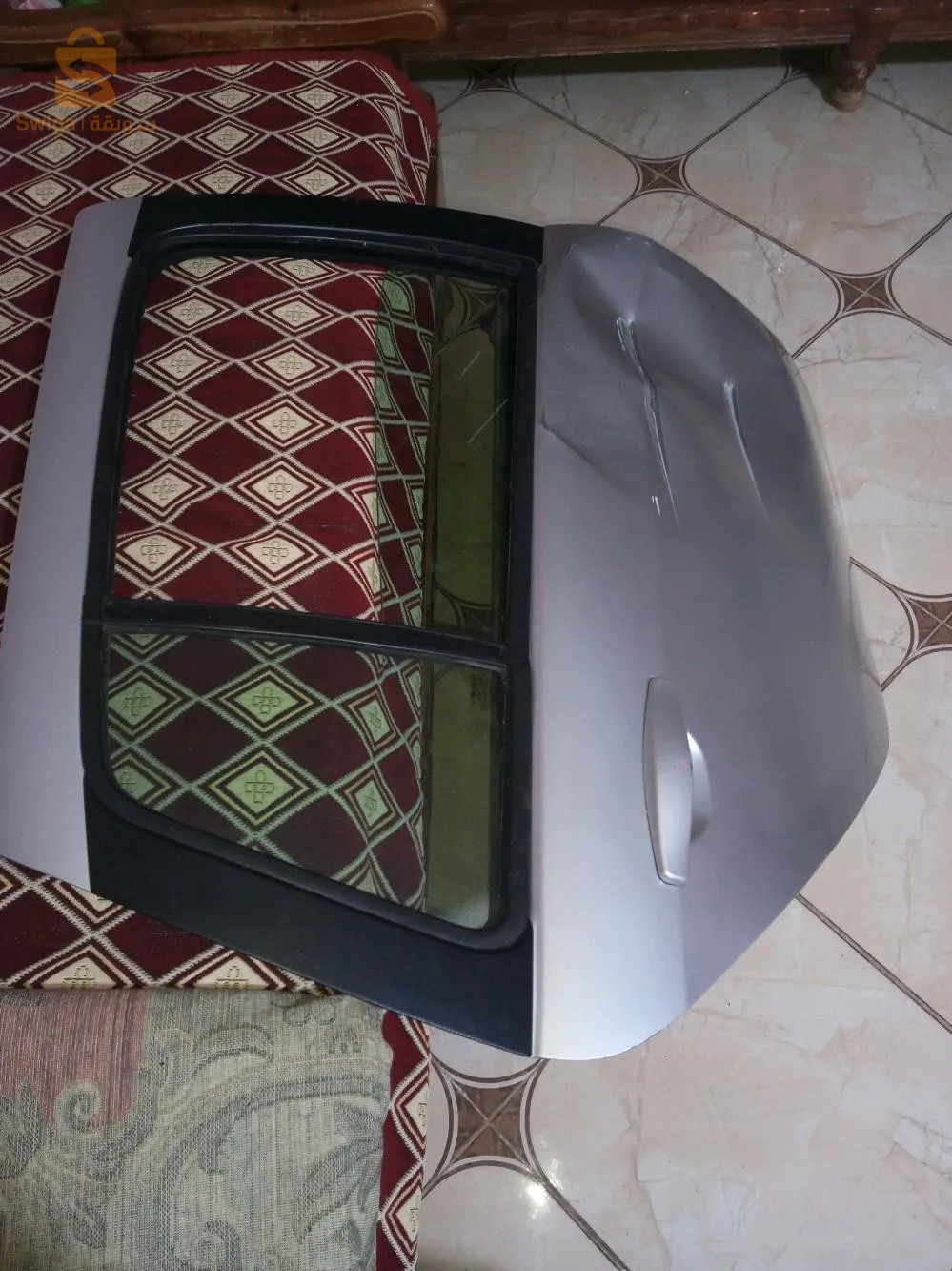 باب سيمبول لاتوت فيه ضربة خفيفة