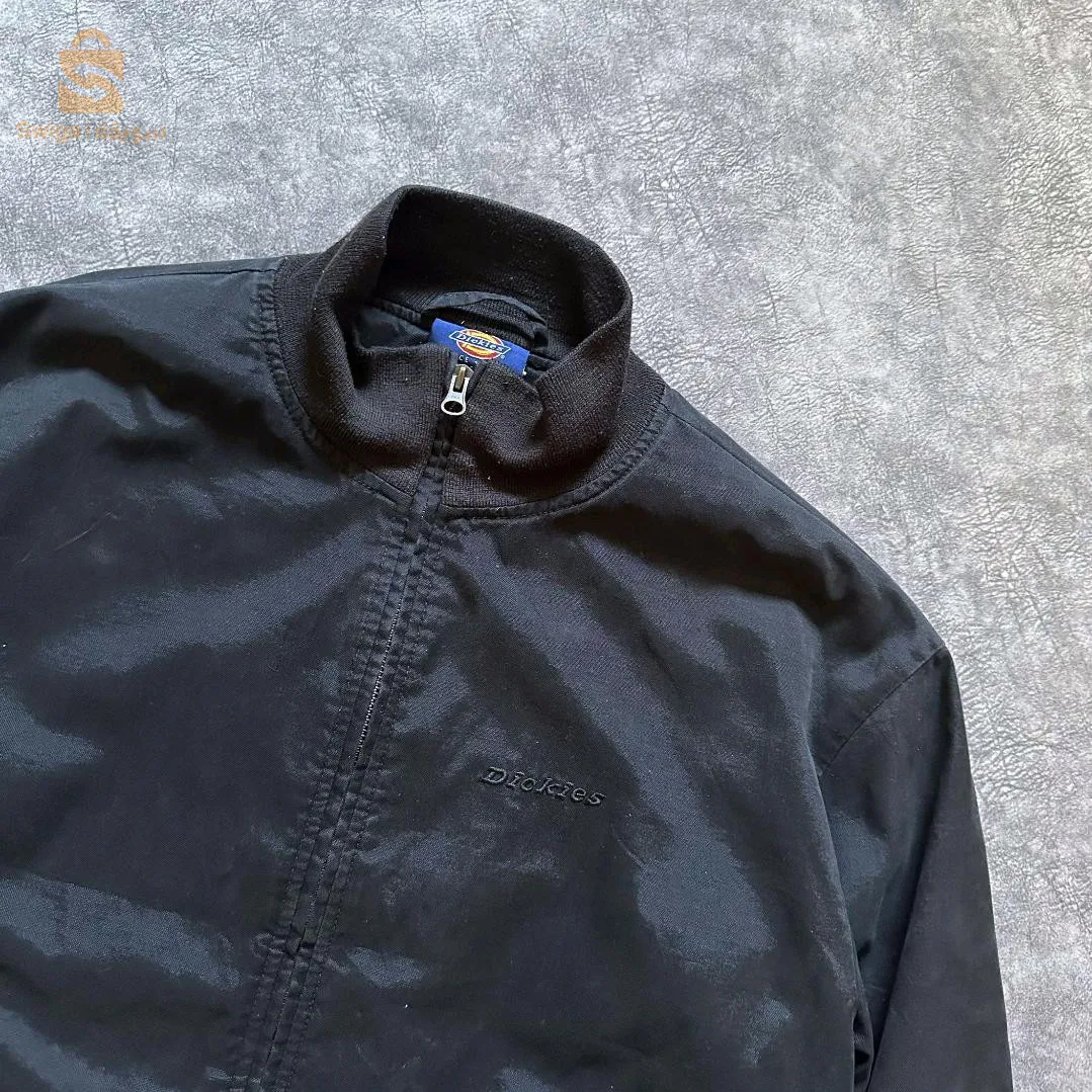 Veste Dickies original : 
État : 10/10 
Taille : L 
Prix : 4800da 

Livraison disponible