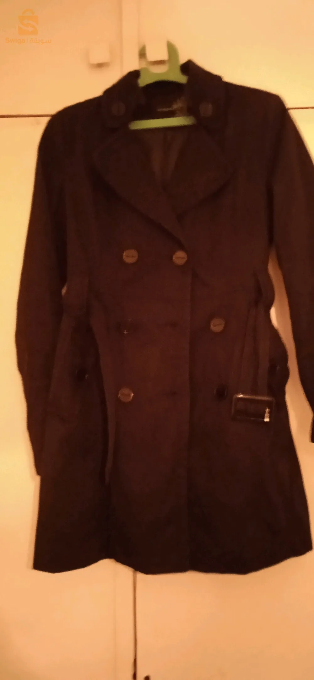 tranche coat noir et beige de bonne qualite et gilet