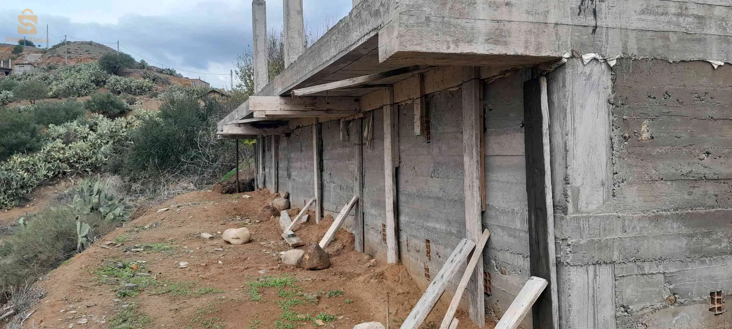 قطعة ارض + (هيكل)  مساحتها 306 م في بلدية الشرفة بالضبط في ثادارث