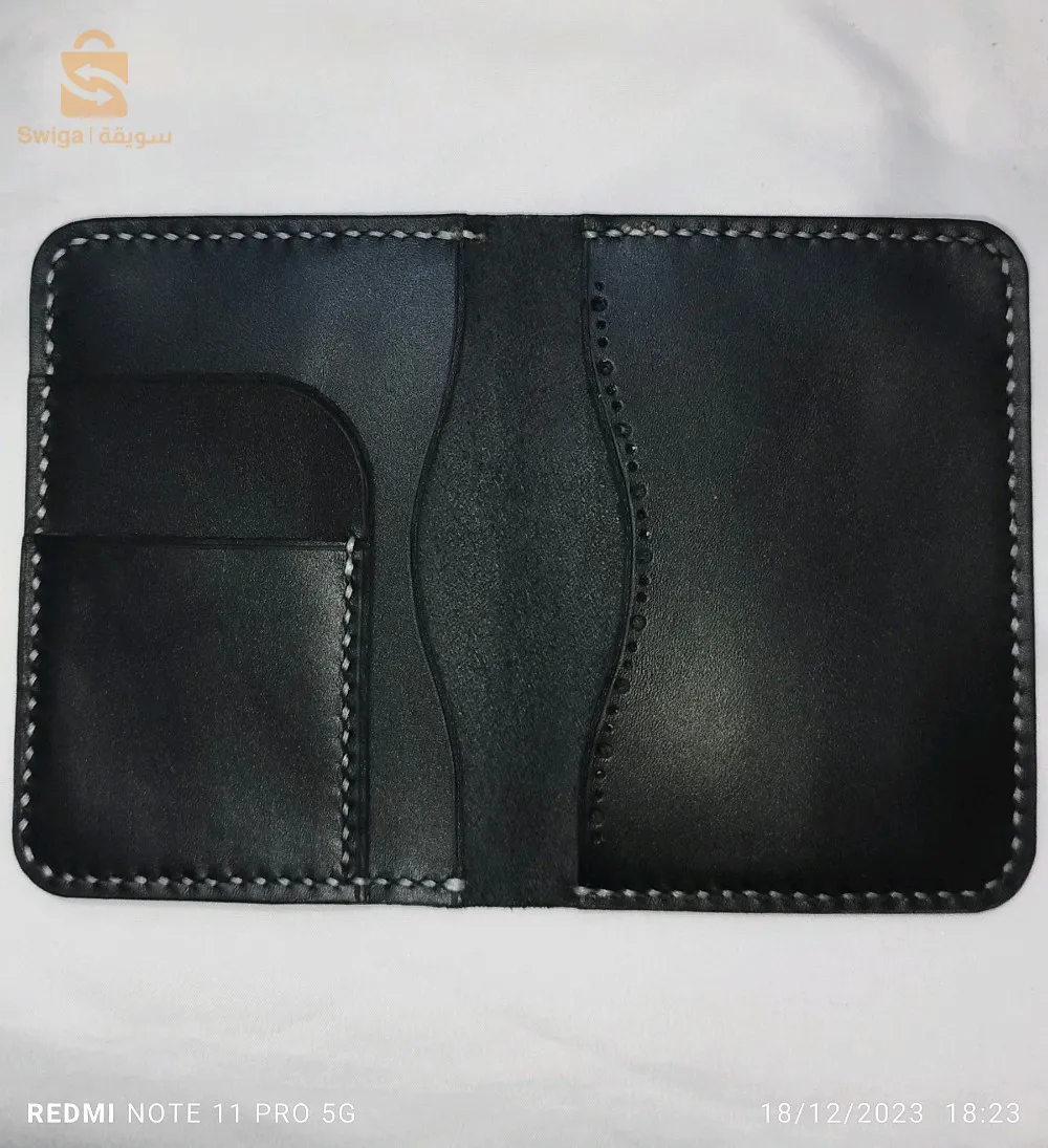 محافظ جلدية للنقود والبطاقات البيومترية