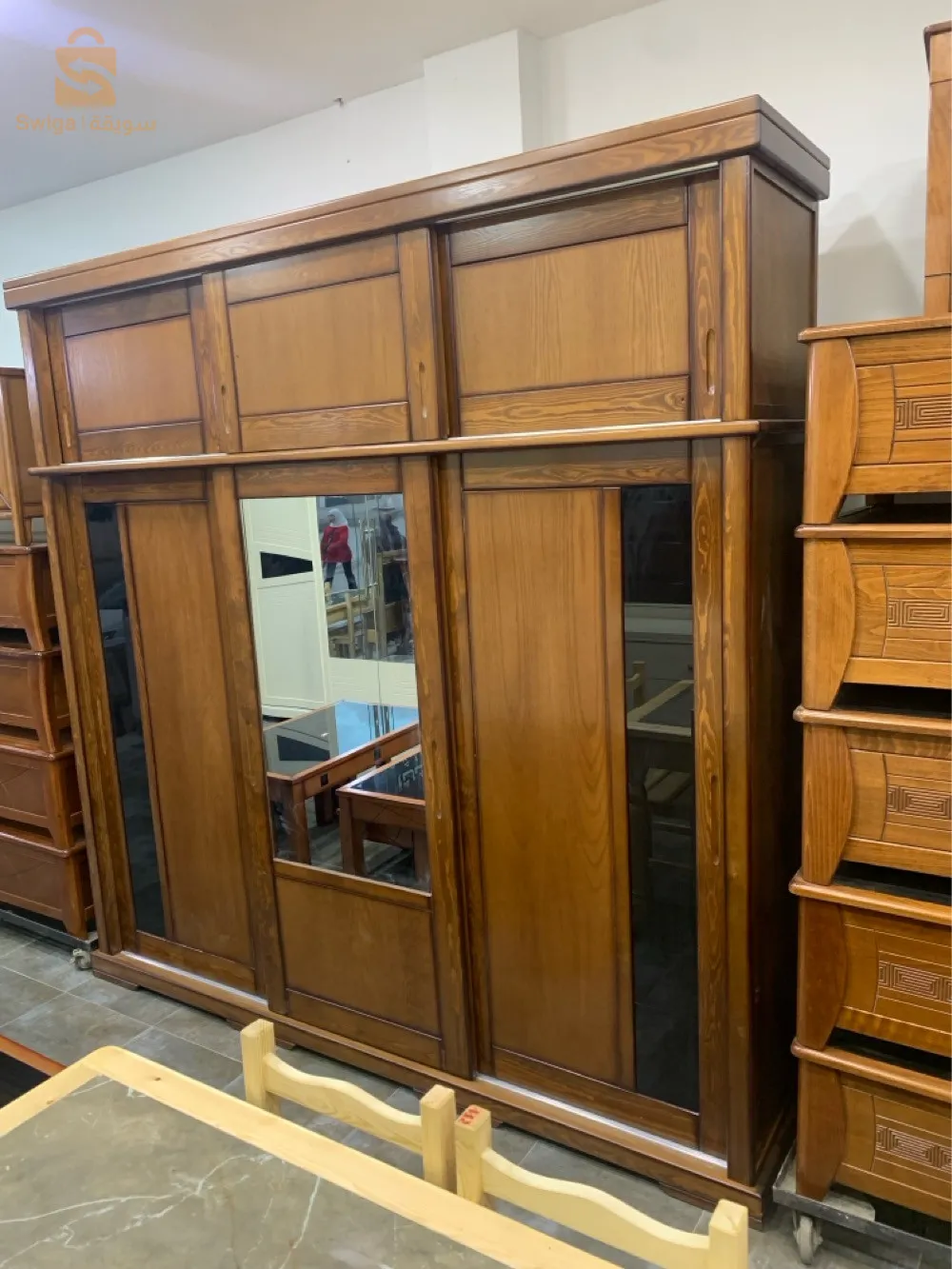 خزانة من نوع خشب احمر  240cm مشاء الله