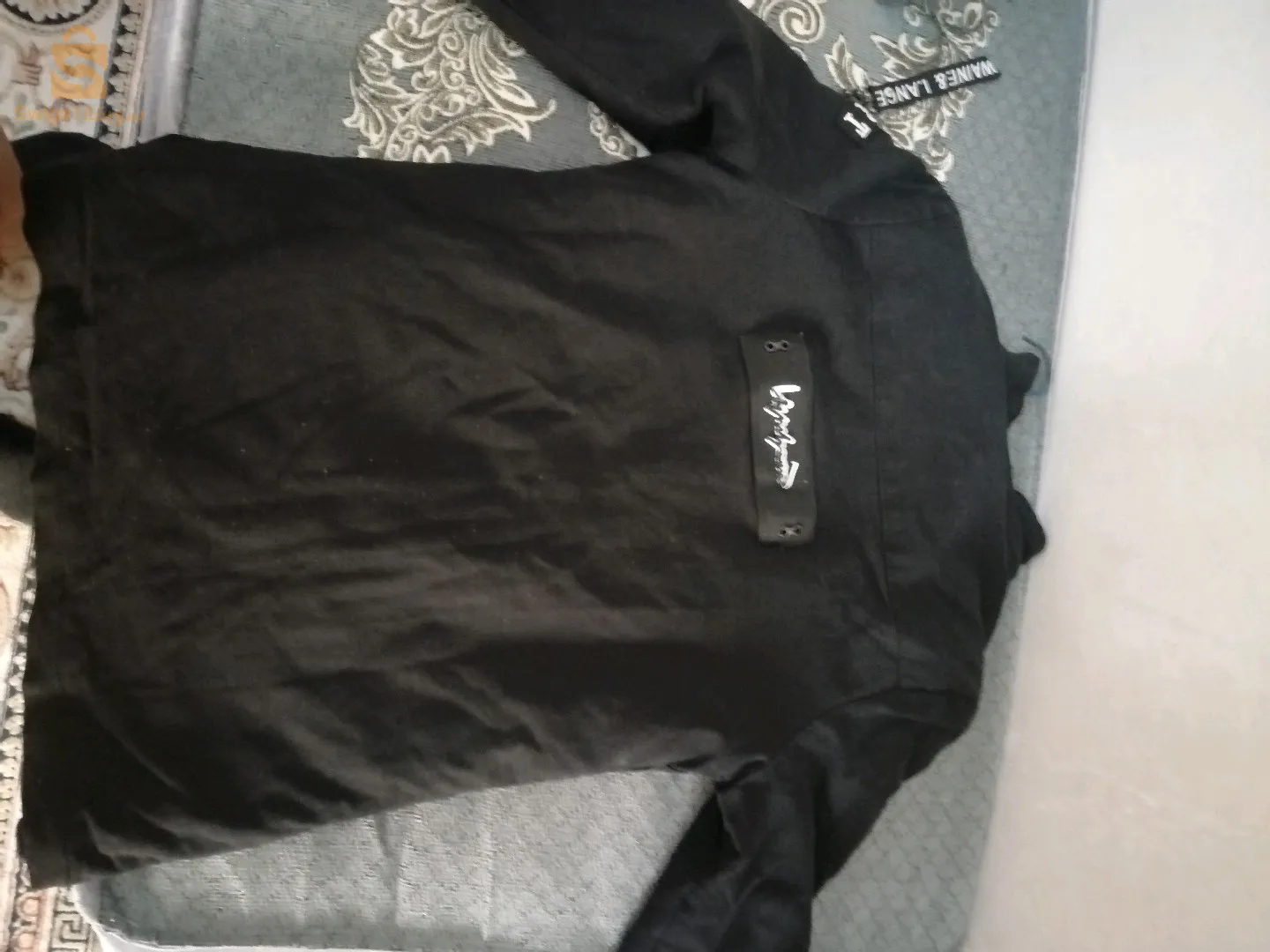 Vesste avec capuche  Noire