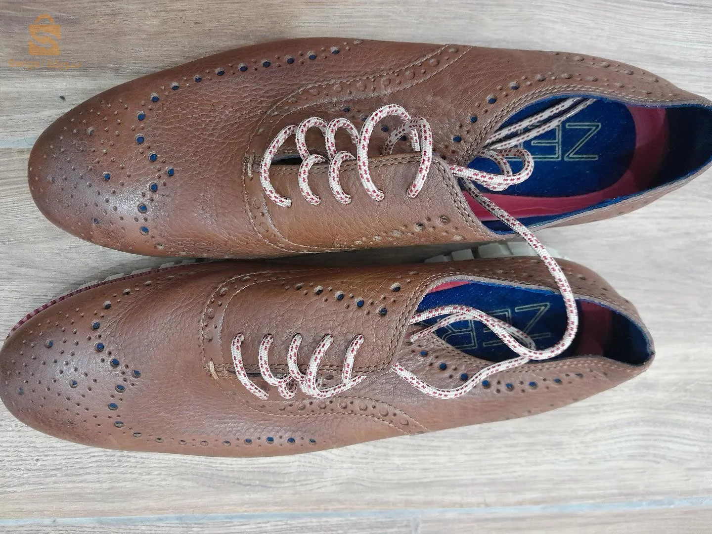 حذاء من جلد مقاس 40