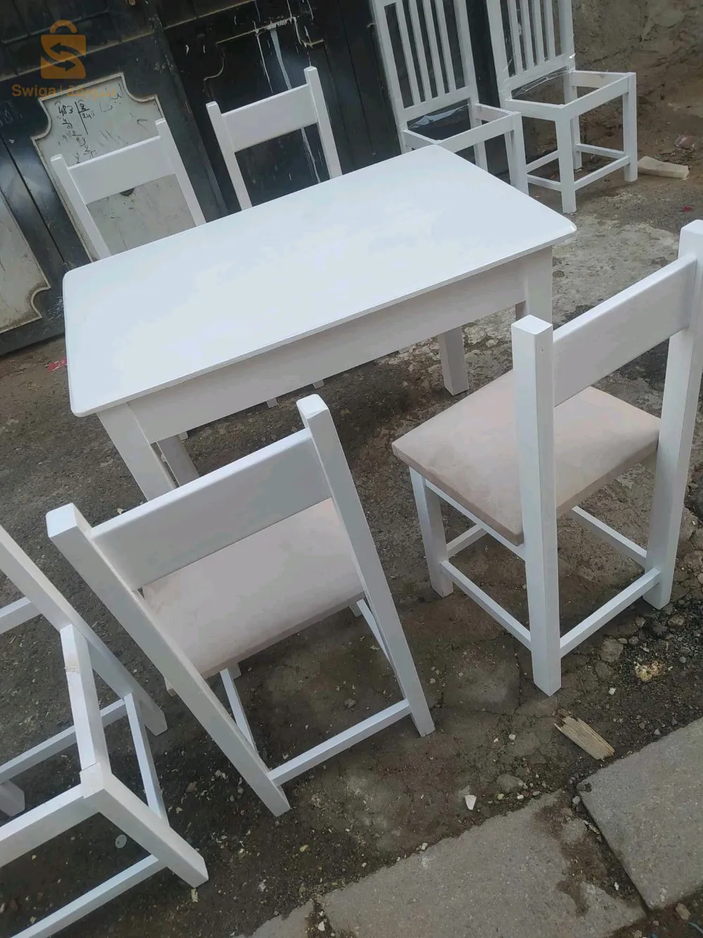 طاولات طعام مرحبا بكم من الورشة للزبون