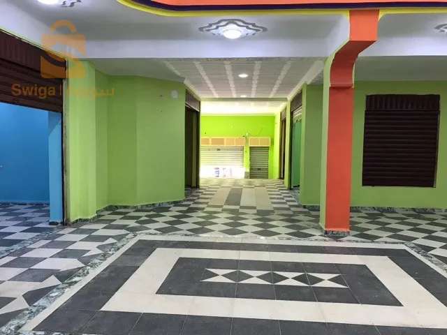 Centre commercial à vendre . 
 
 Grand établissement fini d’une superficie de 560 2, situé à Ain Beida à 150 metres de l'hopital Zerdani dans la rue de khenchela. Le local peut être aménagé comme multiples activités commerciales. 

Le centre est composé de : 
1-	deux étages d’une superficie d’exercice de 950 m2. 
2-	Un parking sous terrain donnant accès aux surfaces de commerce et assurant le stationnement de 20 voitures pour les employés et/ou les clients du centre.
3- Des vestiaires avec deux lavabos et deux toilettes dans chaque étage du centre. 
4-	Une salle de prière avec une maidha au 1er etage.
5-	Une chambre d'électricité (Electrical room pour compteur principal et boites de jonction). 

Le centre commercial est assuré par les commodités suivantes. 
-	Électricité :  220v et 380v selon la tension électrique des nécessités du centre. 
-	Eau : 3 réseaux disponibles, l’eau potable avec réservoirs de 8000 litres, l’eau de service et ligne anti incendie avec une bâche d’eau de 10000 litres  alimentée par une nappe sous terrain (toujours pleine). 
Un Hall d'entrée principale de 5m de largeur aboutissant sur une aire de 8x7 mètres comme éspace libre. Une ouverture sécurisée de 7x5 mètres dans la toiture du hall central pour l'aération et la lumière. 
Double entrée sur deux façades opposées. 
- Entrée principale : double portes avec un rideau électrique. 
- Une large porte facilitant l'accès aux locaux/bureaux et aux surfaces commerciales de l'arrière du building (180 degrés opposé a la porte principale) et reliant les quartiers nord au centre. 

Le centre est très bien situé. 
Détails : 
Ville : Ain Beida, promue wilaya, rue Khenchela, à 150 mètres de l'hôpital d'Ain Beida, faisant face à la rue nationale No. 80. 

NB :
TOUTES MODIFICATIONS AU CENTRE RÉPONDANT AUX NÉCESSITÉS DE LA SPÉCIALITÉ EST AUTORISÉE.