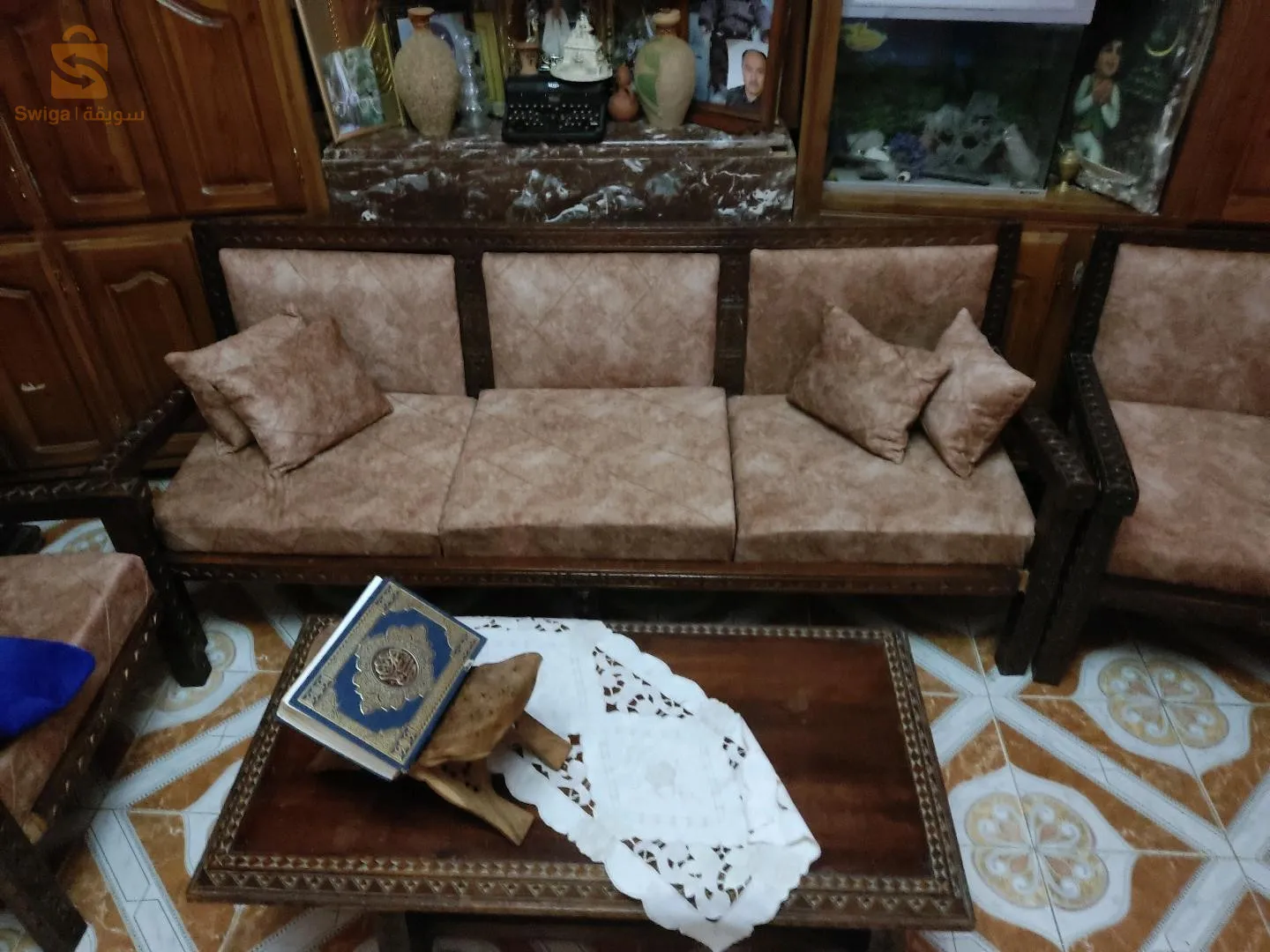 أريكة مع كراسي و طاولة