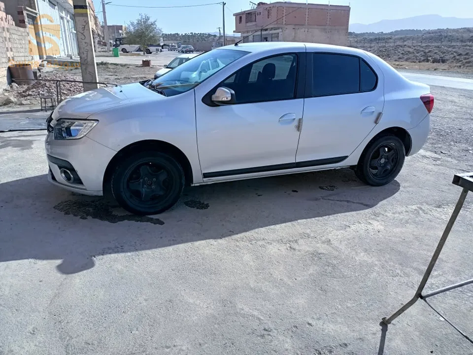 سيارة نظيفة بزاف 00 توش فيها افروا صغيرة فلكابو موضحة فالصورة