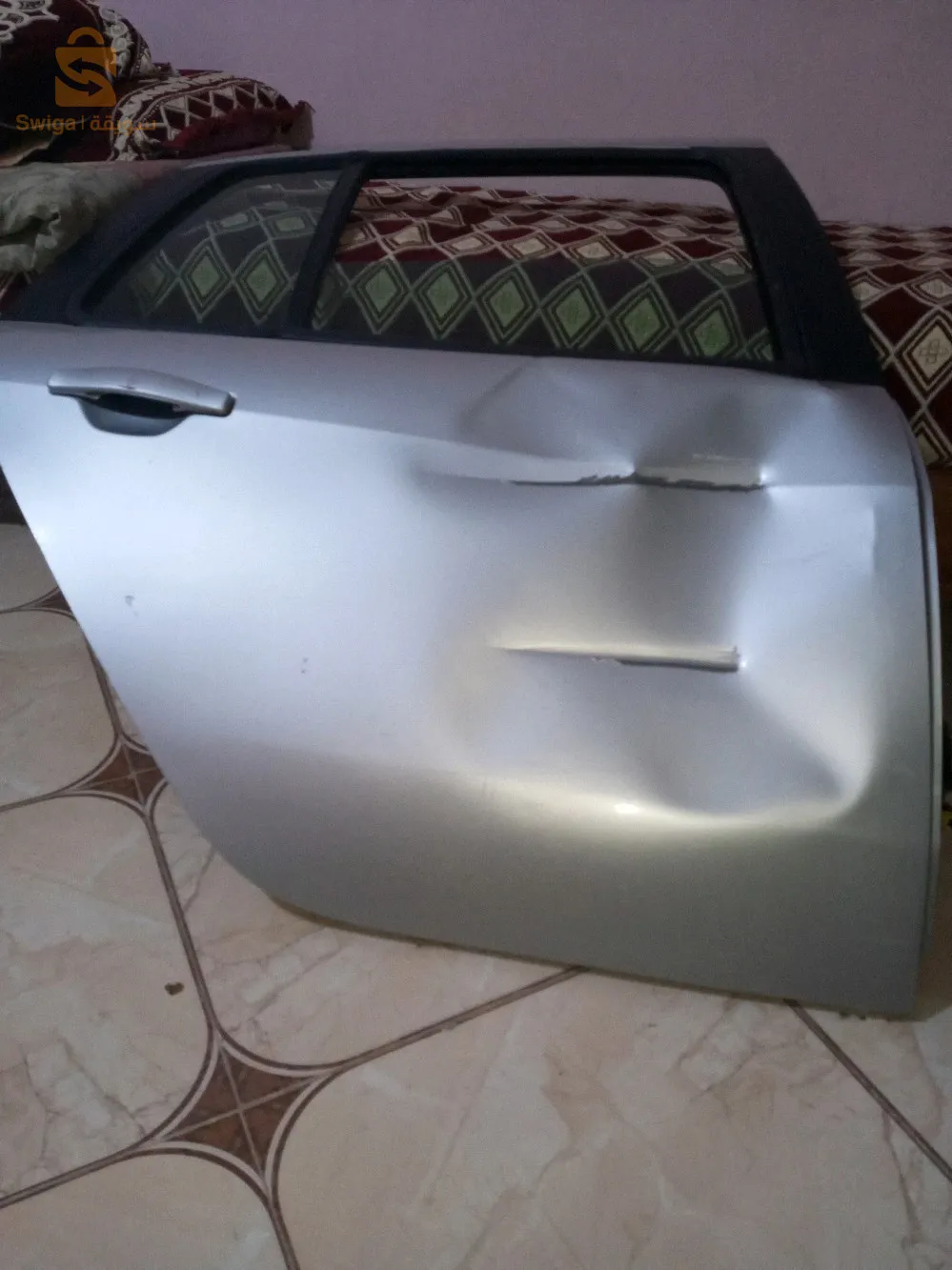 باب سيمبول لاتوت فيه ضربة خفيفة