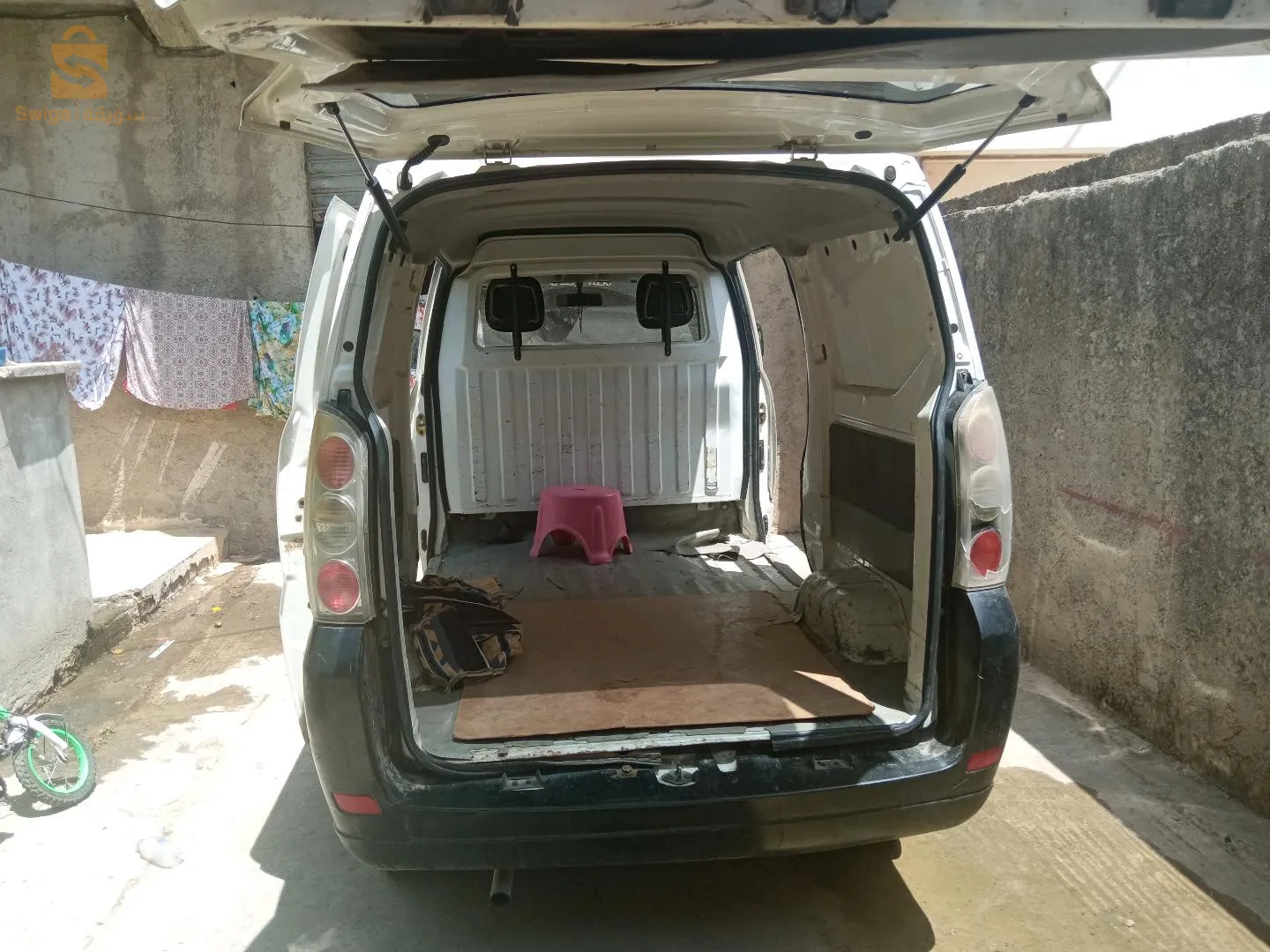 سيارة ليفان تجارية