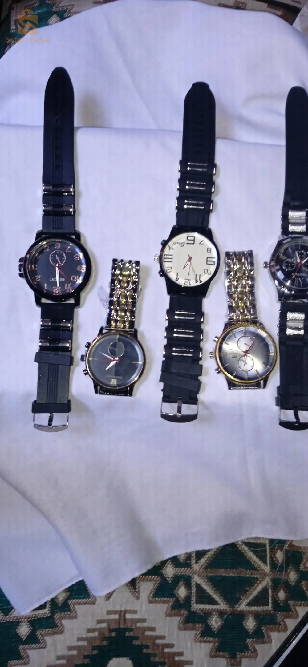 ساعة يد لرجال والنساء