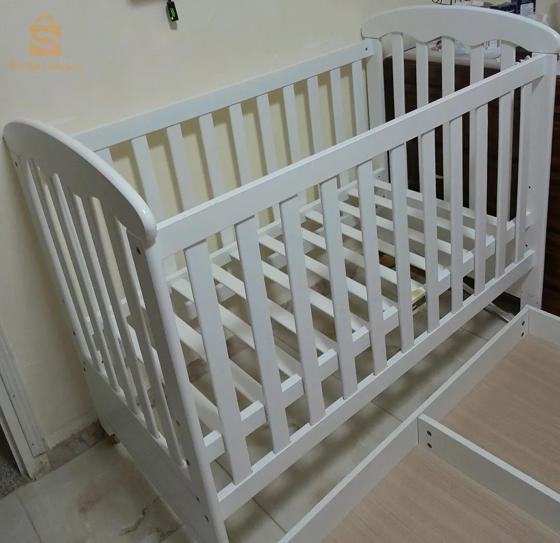 سرير اطفال مستعمل لكن في حالة جيدة فيه خدش بسيط.