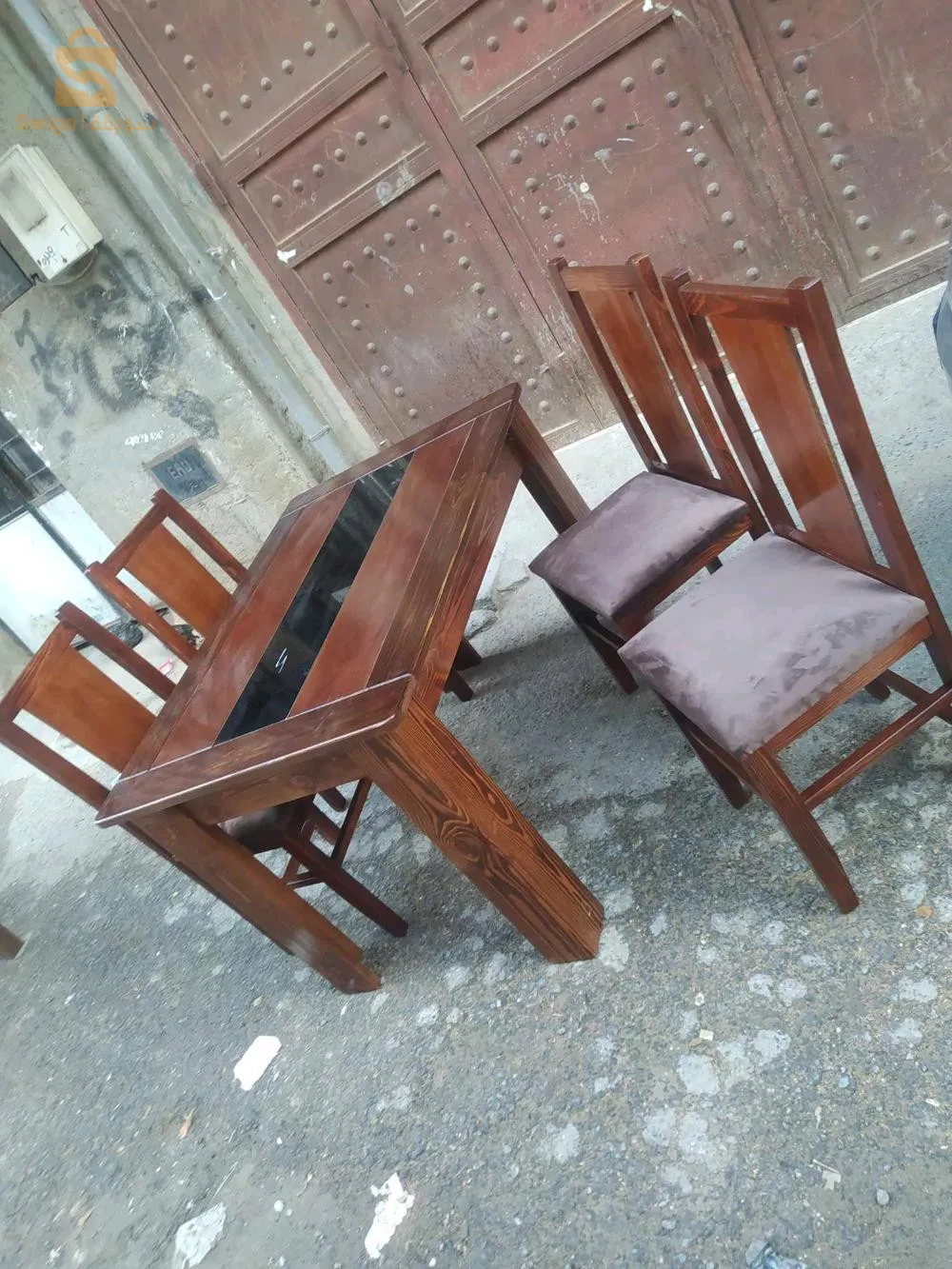 طاولات طعام مرحبا بكم من الورشة للزبون