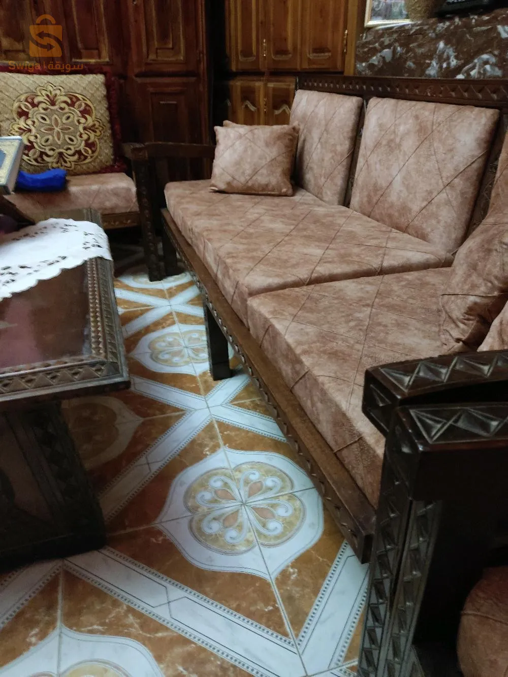 أريكة مع كراسي و طاولة