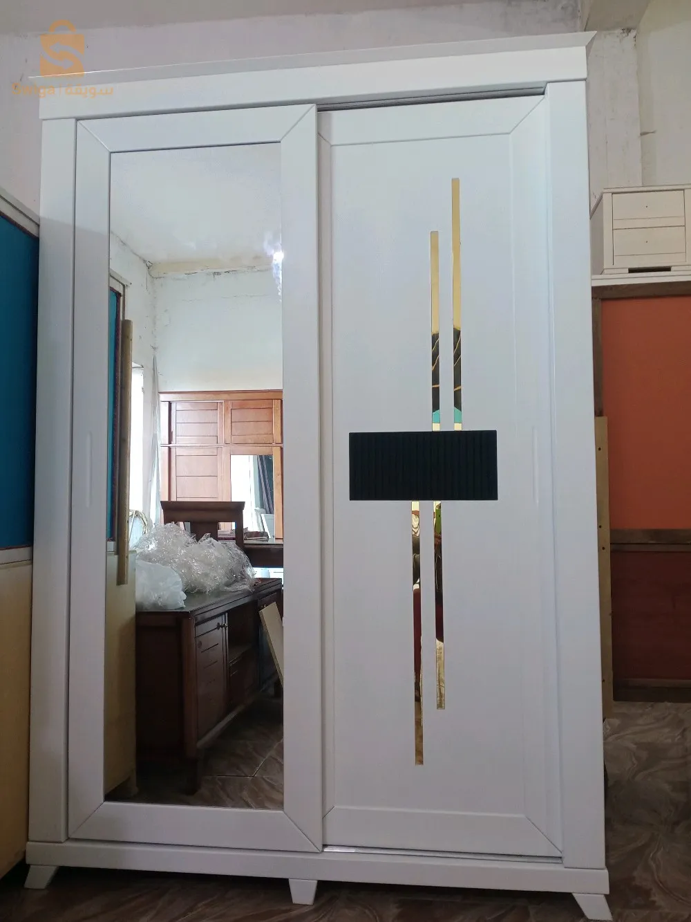 خزانة خشب أحمر نوعية جيدة