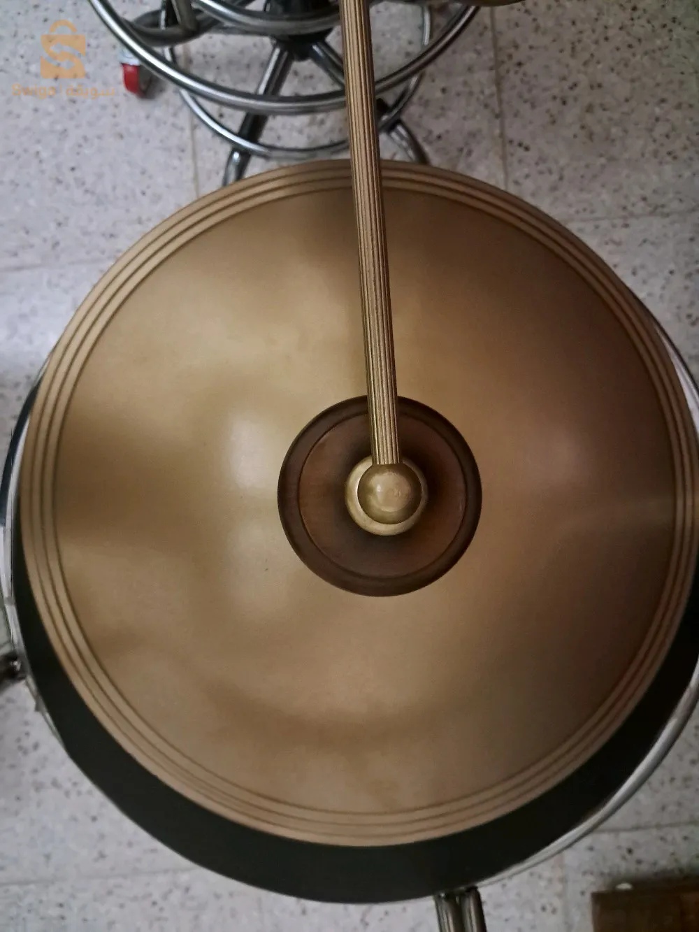 Luxueux lustre français a barre droite en laiton patiné en doré, avec douilles à deux culots.