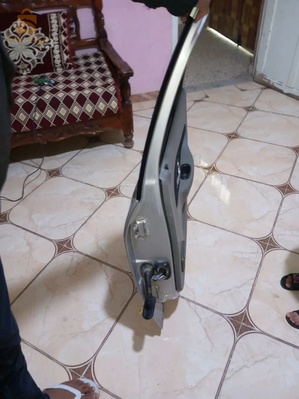 باب سيمبول لاتوت فيه ضربة خفيفة