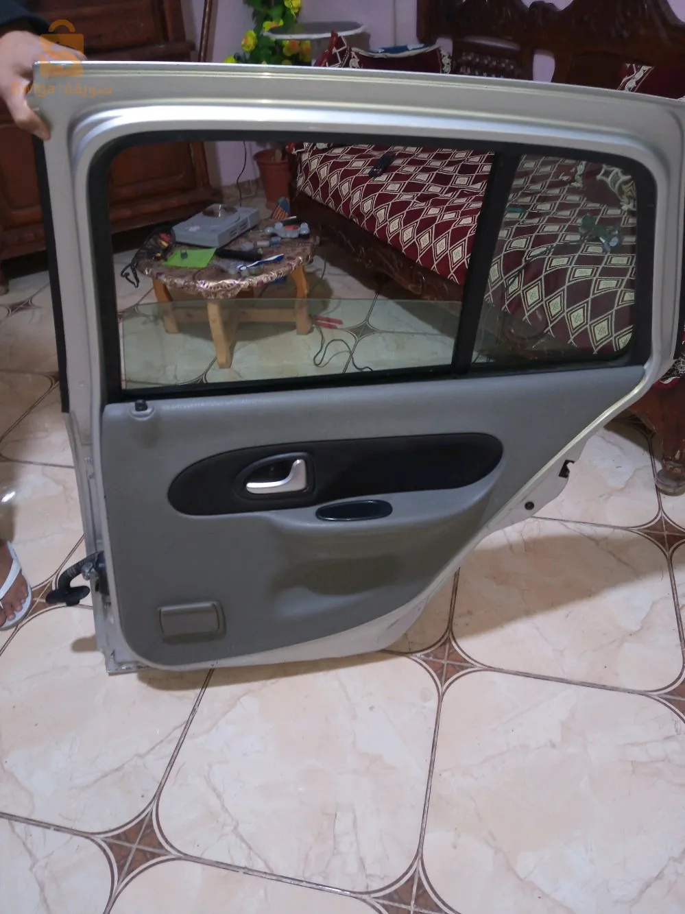 باب سيمبول لاتوت فيه ضربة خفيفة