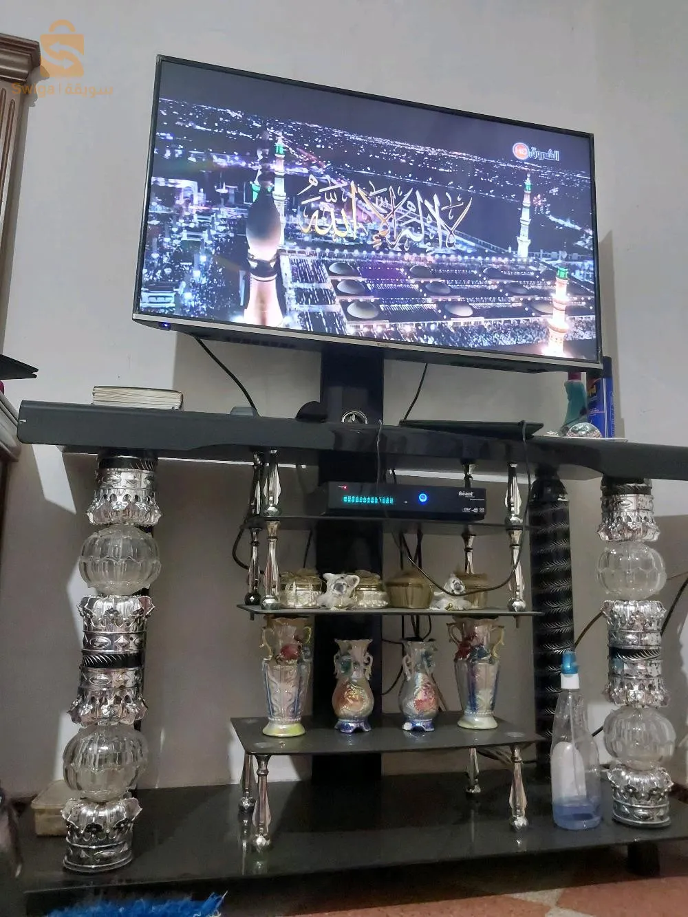 طاولة زجاجية حاملة للتلفاز  مستعملة