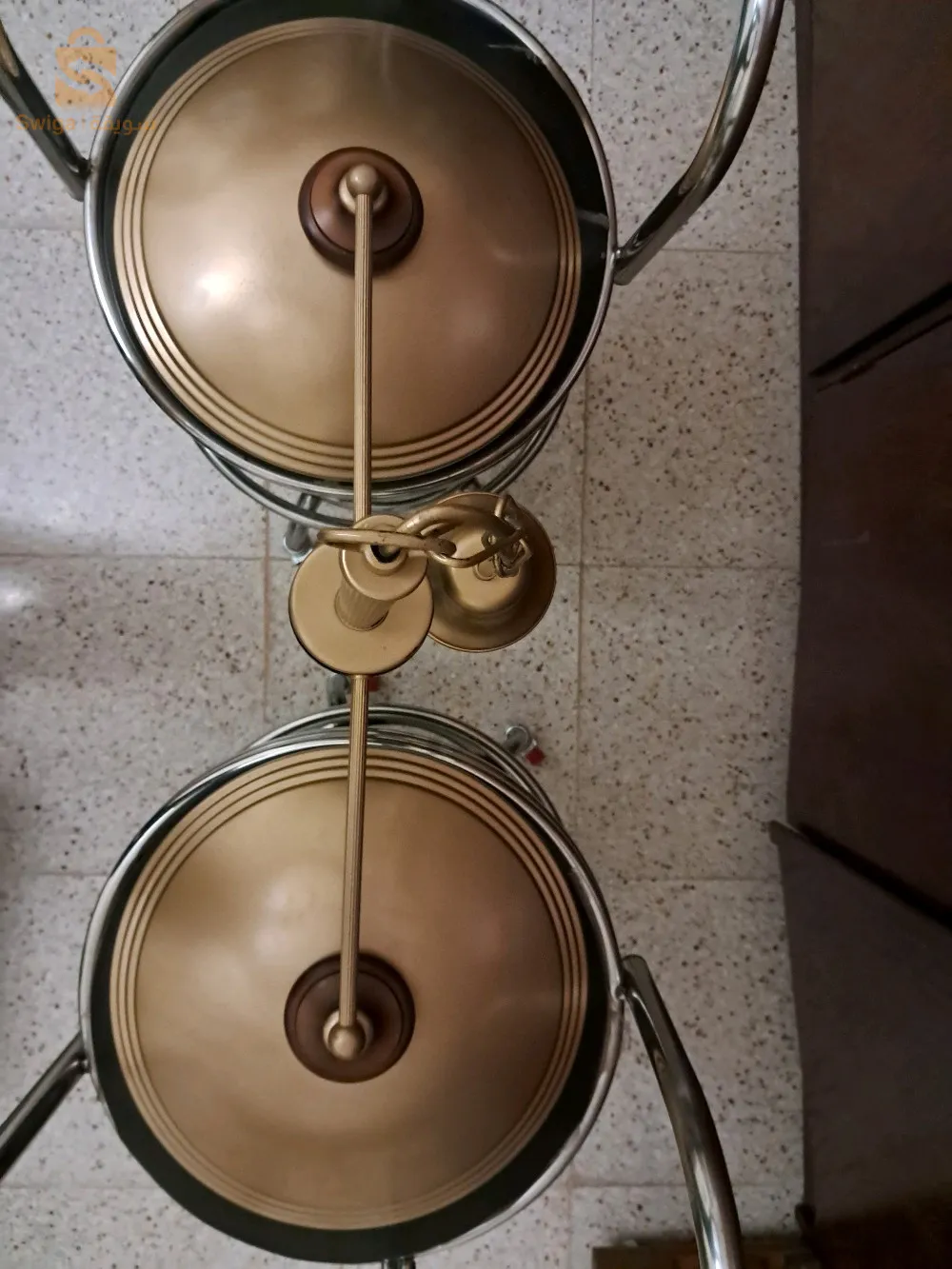 ثريا فاخرة من صنع فرنسي بعارضة مستقيمة من المعدن مصفح باللون الذهبي، مع قواعد لمبتين.