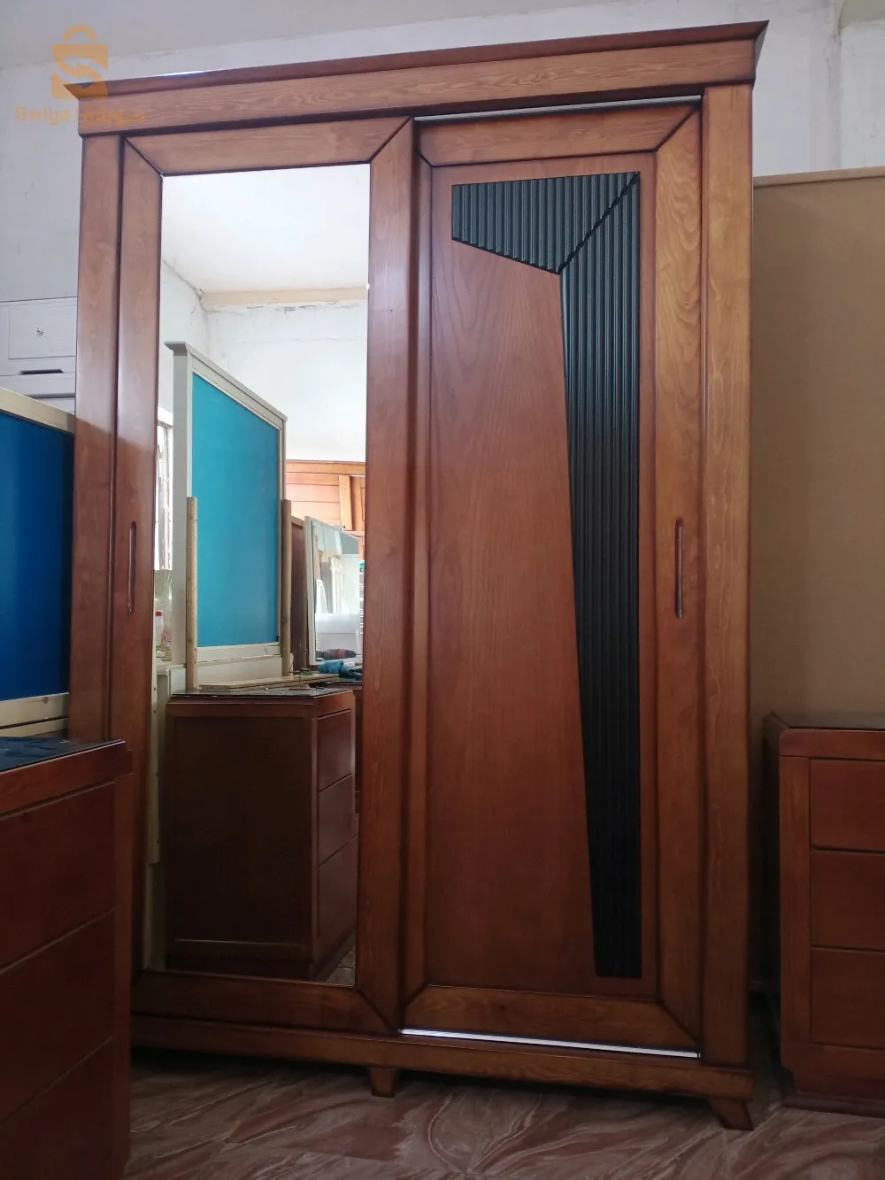 خزانة خشب أحمر نوعية جيدة