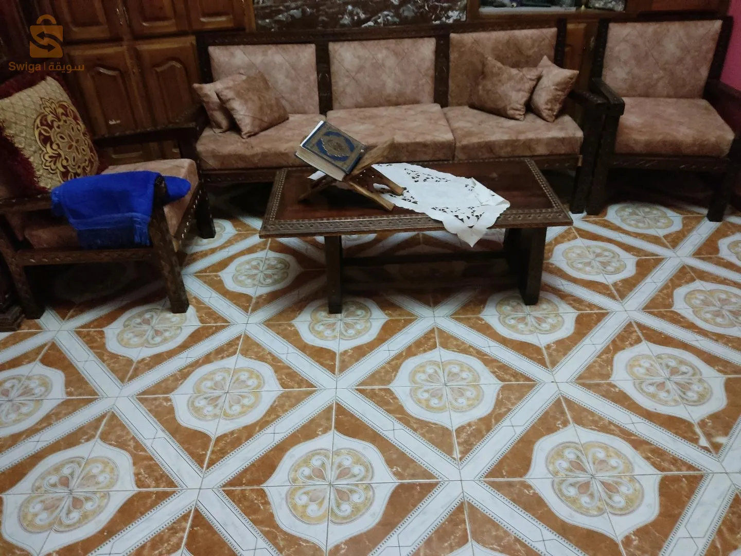 أريكة مع كراسي و طاولة